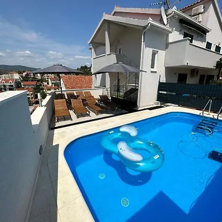 Apartment Milena-with A Pool Trogir